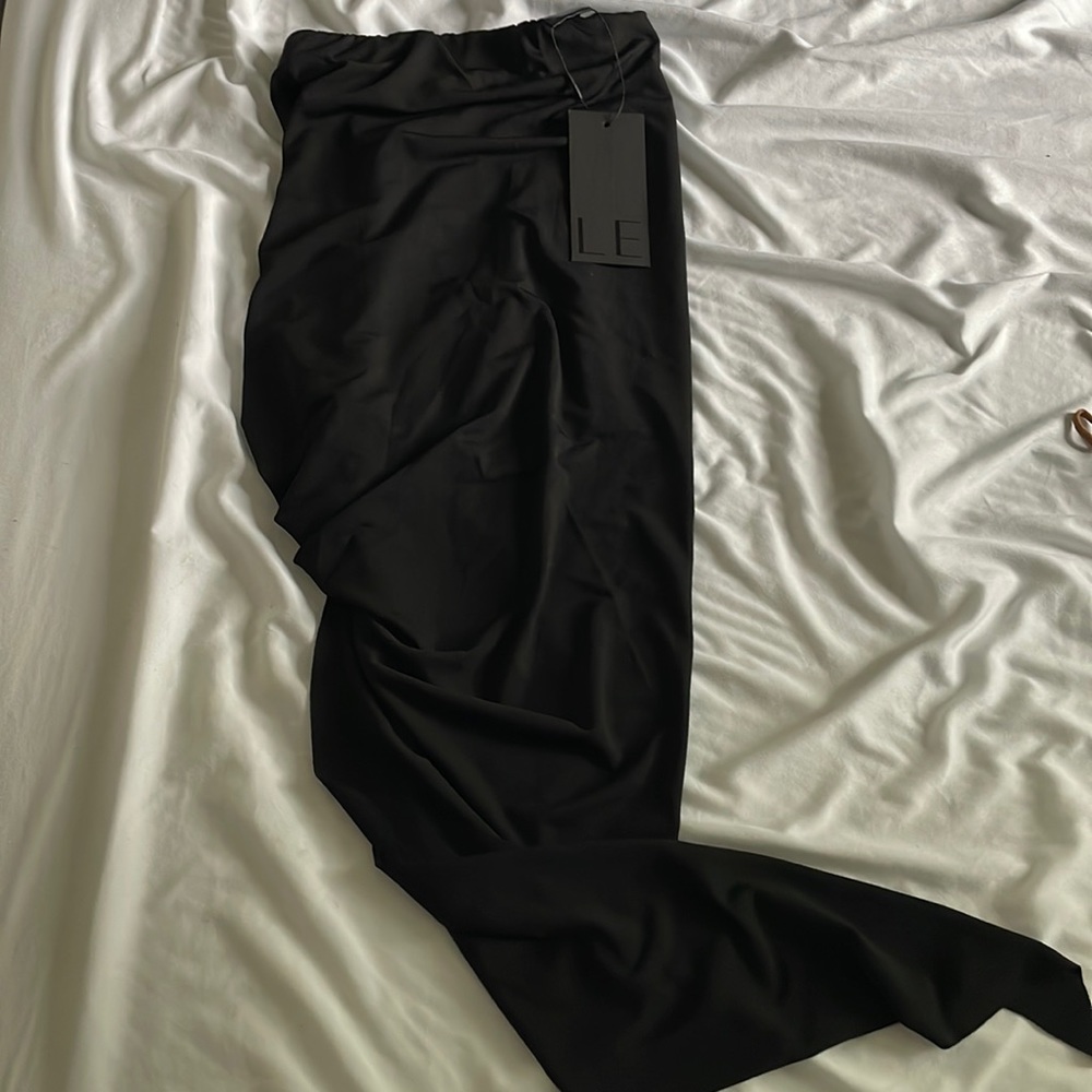 Local European twist front skirt